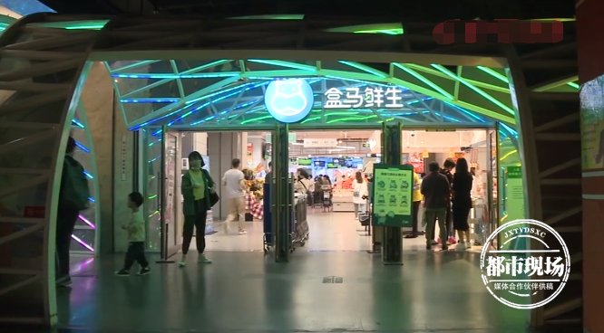 女子咬了口西红柿，里面的东西让她吐了