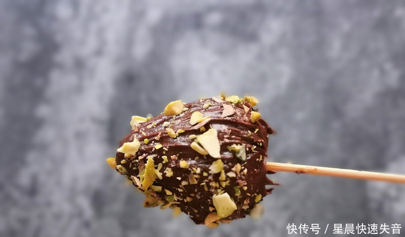 草莓别直接吃了,裹上一层巧克力脆皮,咬一口香甜流汁超过瘾!
