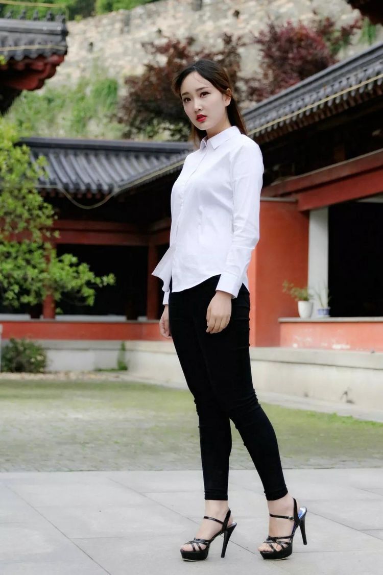 小姐姐|温柔大方的气质美女，灰色的针织裙，帅气有型