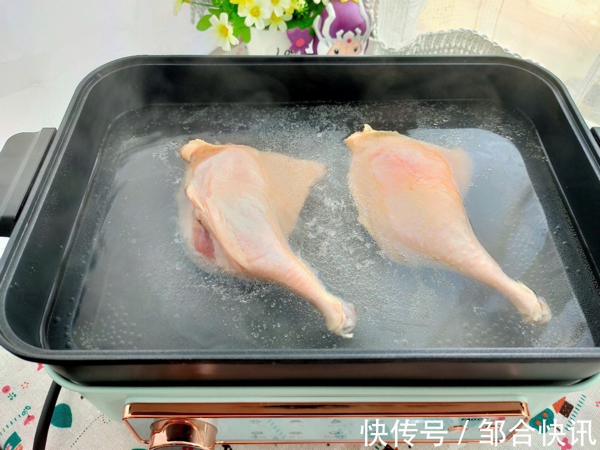 植物油|鸭肉不要再用水煮了,倒入一碗酱油,越焖越香,一盘不够吃