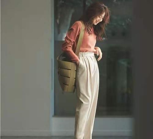 时髦|比黑白灰惊艳、比大地色时髦,最美的“疗愈色”穿搭,一眼就喜欢