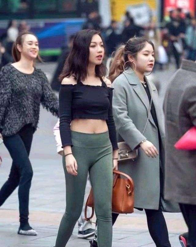 搭配 黑色露背背心搭配灰色居家打底裤,增加女性魅力,看起来很时尚!