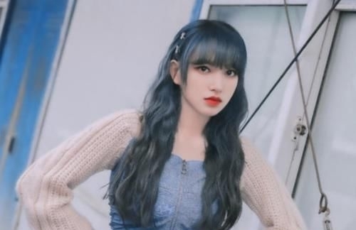 程潇水族馆喂动物 突然被小企鹅跳起啄到身体 看清 啄 的位置尴尬了 快资讯