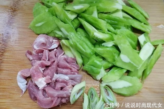 夏天最该吃的,不是黄瓜而是它,清热解暑,清心明目,全家爱吃!