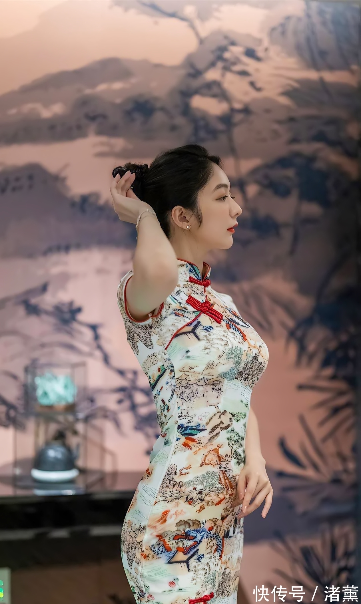 穿搭 美女穿搭,旗袍搭肉丝黑色镂空高跟鞋,玉腿修长浑圆,显东方神韵