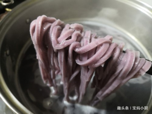 天热，一做凉面，老公就吃得不停筷，香喷喷开胃，好吃极了