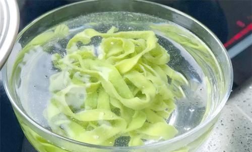 吃法|黄瓜新吃法，不腌不炒不凉拌，入口劲道嫩滑，连汤汁都不剩
