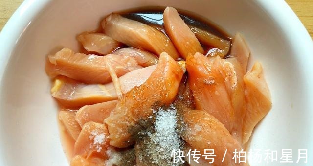 外酥|鸡胸肉不要总炒着吃了,试试这做法,外酥里嫩,吃着特解馋!