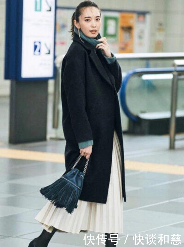 大衣+裙子,羽绒服+阔腿裤,2021的时髦CP