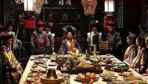 清朝|这个女人比武则天还强硬，却只知道享乐，尸体被挖出后连狗都嫌弃