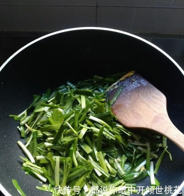 木耳炒鸡蛋|这菜，含铁量是猪肝的3倍，是核桃的6倍，女性常吃补血养颜