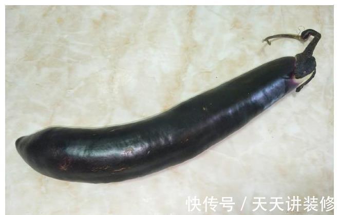 做法|炒茄子时,切记不要直接倒油,教你饭店做法,茄子不吸油不发酸