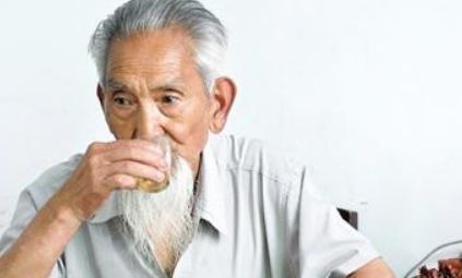 长寿|113岁长寿老人，身体依然硬朗，长寿秘籍：坚持3件事不做一件事