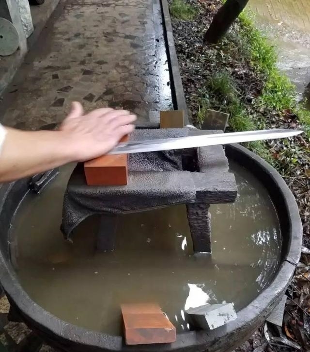 古越@他造的三把剑，一把卖出高价，一把开创历史，一把为金庸所邀