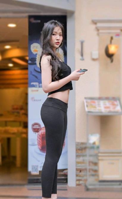 美女|高挑靓丽的小美女，无袖背心搭配短裙，特别显女王气质