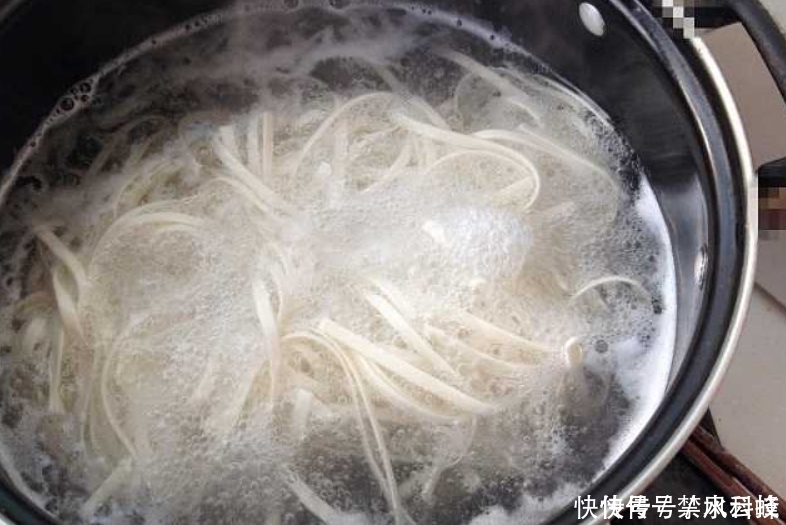 煮面条时,水开下锅就错了面馆老板教您几招,面条爽滑又筋道