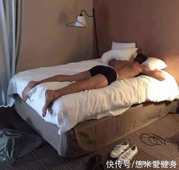 肱二头肌|美国肌肉帅哥身高2米，杠铃深蹲180公斤，4个动作提升手臂围度