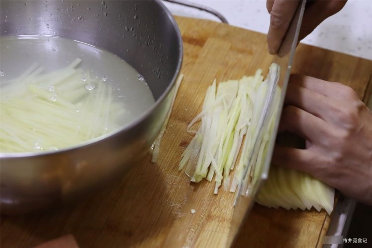 炒土豆丝，掌握放醋时间是关键，搞错的不少，做对了随便炒也好吃