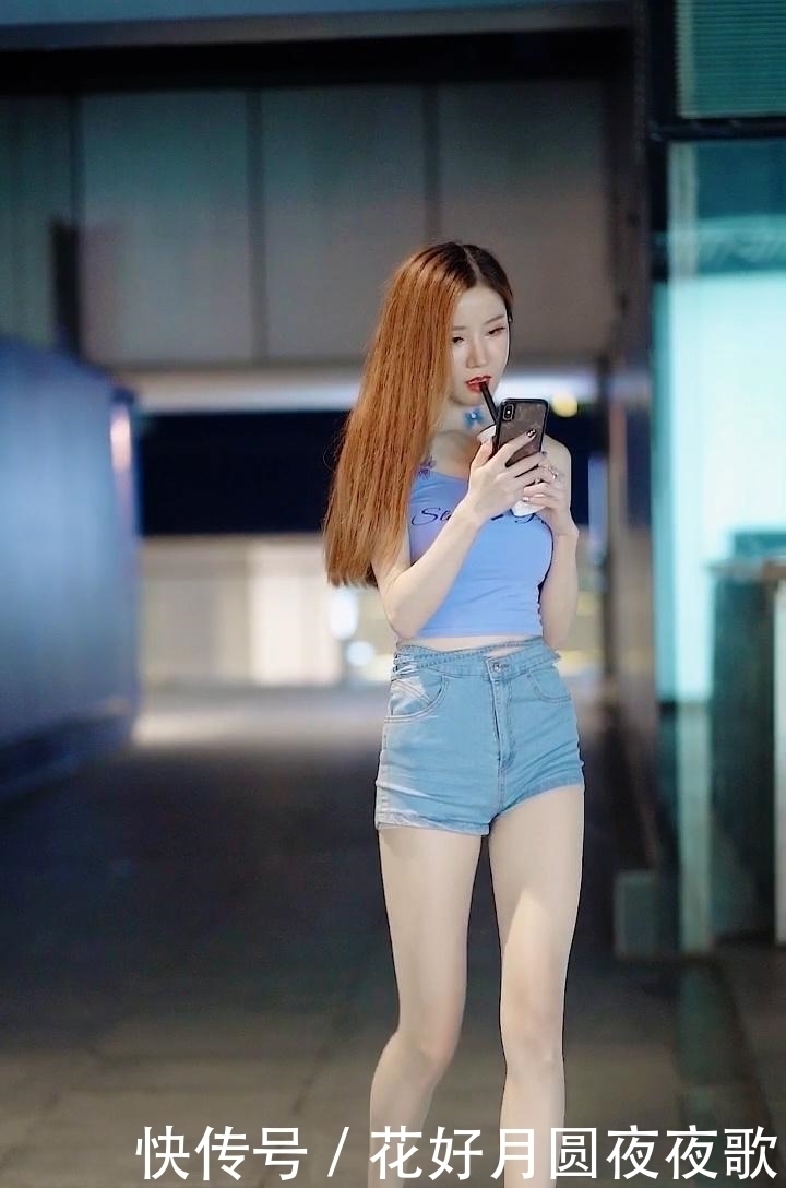 常见的穿搭|好一个“长腿精灵”,紫色吊带背心搭配小短裤,这身材让人羡慕