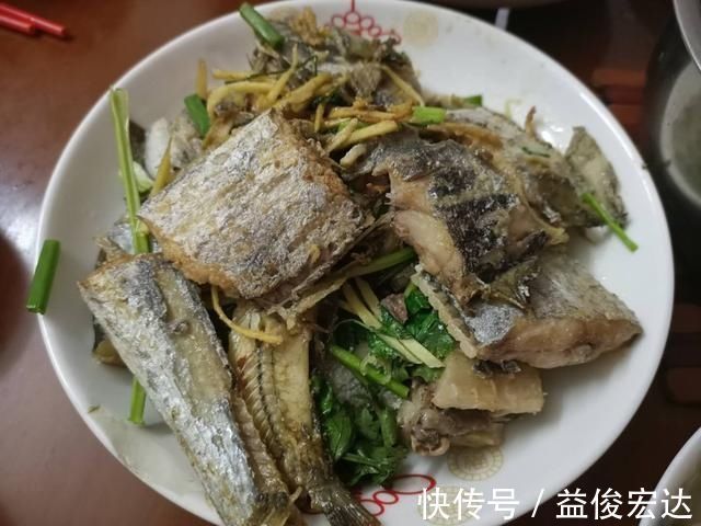 高温|带男友回家，爸爸顶着高温用柴火烧菜，吃完饭后男友留下2千元