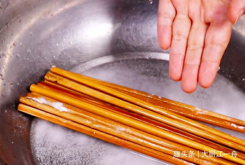 家中的筷子,用水煮已经过时了大厨教你这样做,干净快速又卫生