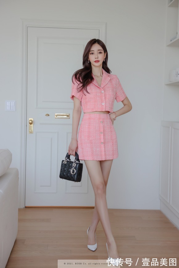 孙允珠|女神孙允珠时尚搭配：彩虹霓彩格子粉蕊英式西装裙