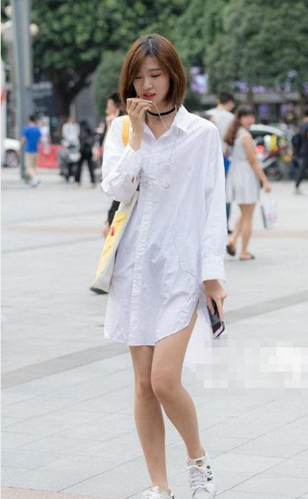 女人味|笑容甜美的小姐姐,白色的短袖搭配牛仔裤,显得阳光又有女人味