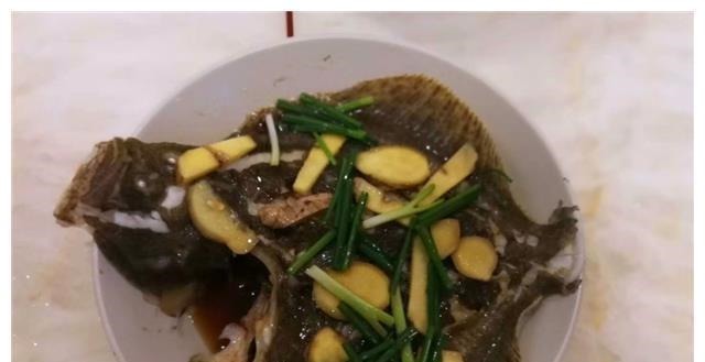 我请闺蜜来家做客,老公特意下厨做了一桌菜,饭后闺蜜夸我好福气