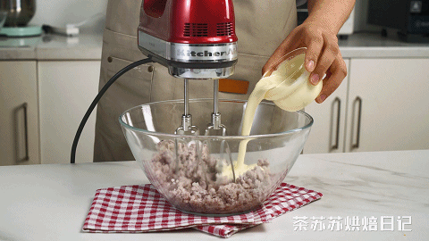 早晨来一碗岩爆芋泥咸蛋黄蛋糕，大人小孩都爱吃