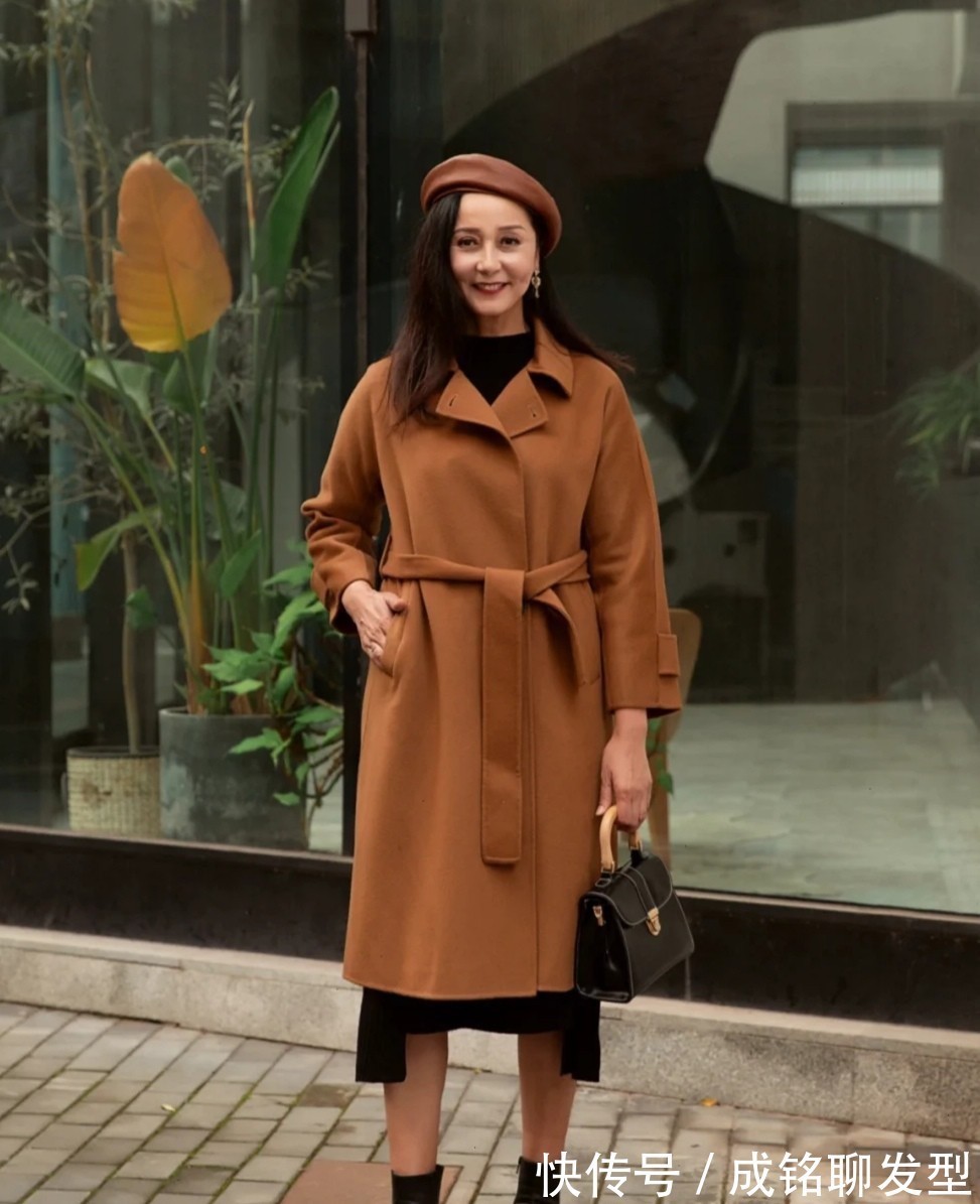 女士 奔六的女人最养眼的打扮!得体大方又有韵味,时尚减龄还有品位