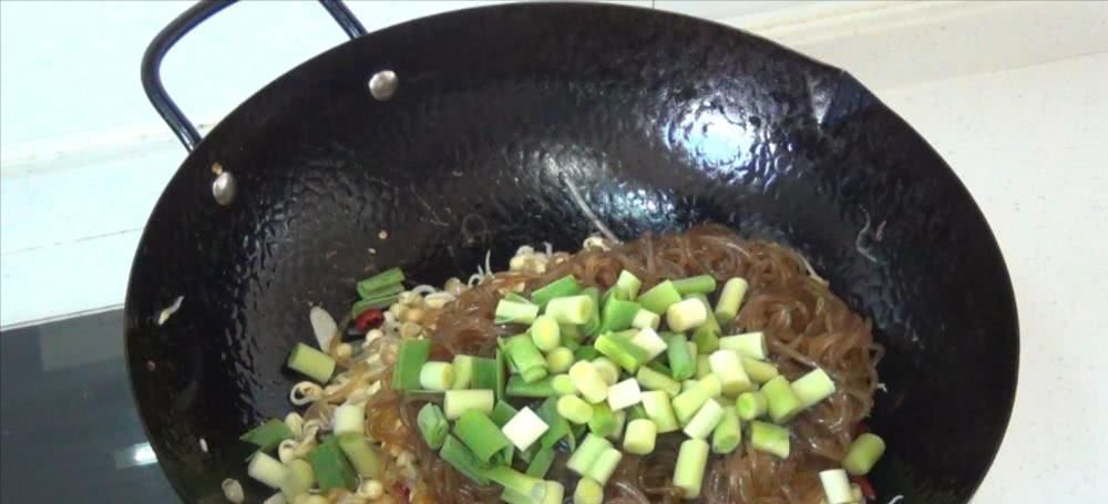 家常菜|豆芽炒粉条,地道家常菜,教你一个小技巧,豆芽入味,越嚼越香