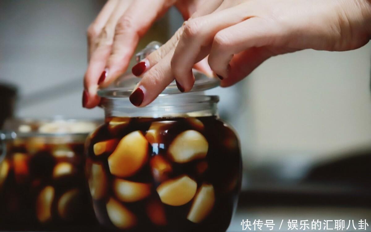 保存大蒜别再直接放冰箱，教你一个土方法，放久了照样新鲜不发芽