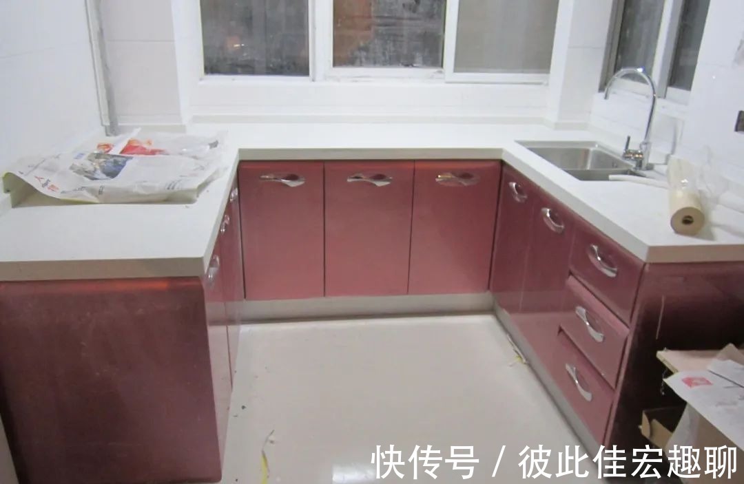 地脚线|我家橱柜请师傅安了地脚线，邻居来参观一看，用上50年都不会坏