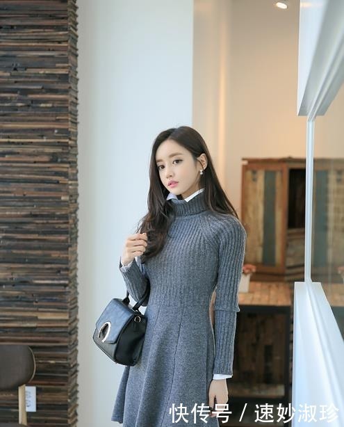 孙允珠高清美图:麻纹高领蓝灰色甜美针织裙!