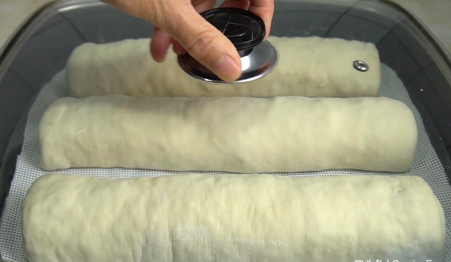  简单|白菜简单做，不发面不烫面，一折一卷就搞定，比包子还好吃！
