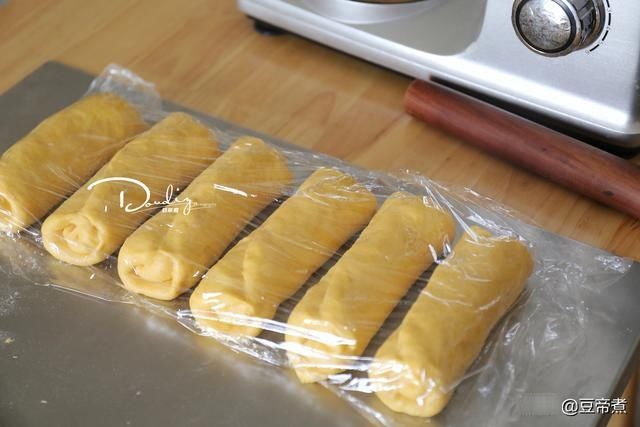 明天的早餐准备好了，用半个老南瓜搭配面粉做成了吐司，味道真好