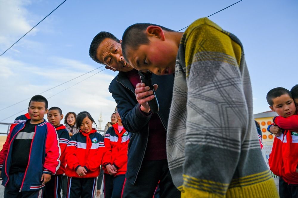 图片故事：草原深处的小小“朗读者”