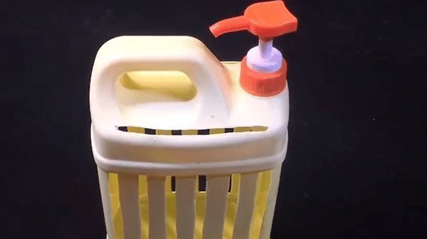 厨房|洗洁精瓶子扔掉等于“扔钱”,剪几刀放在厨房里,全家人都抢着用