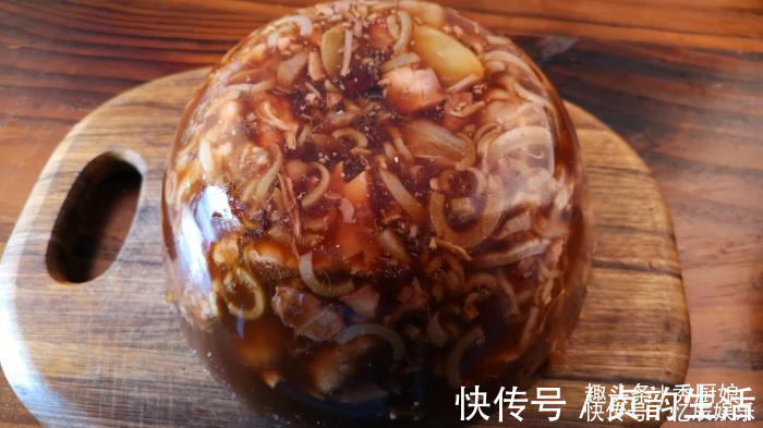 做猪皮冻时,焯水后直接煮就错了,教你一招,猪皮清澈透亮还不腥