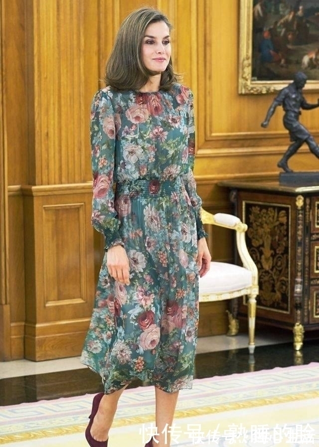 蕾丝|被西班牙王后气质惊艳，四百多蛇纹裙穿出四千块大牌范，太高级