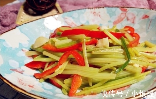 窍门|炒芹菜也有窍门，只要多一步，芹菜香嫩不变色，还很入味！