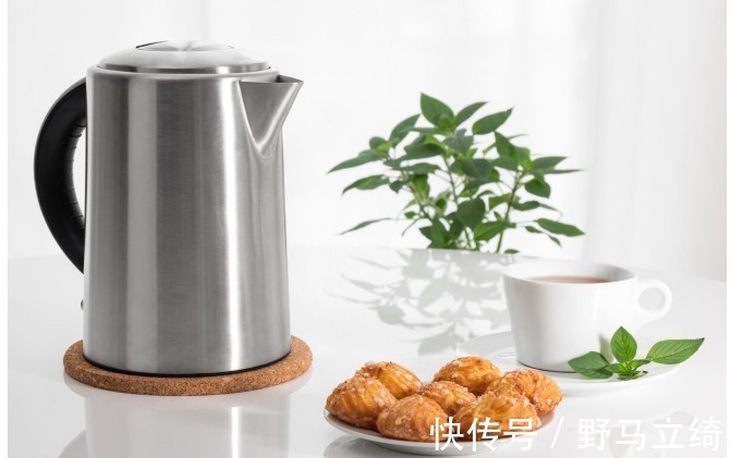 一日三餐|长期喝电热水壸烧的水,对身体危害有多大看完你就知道了