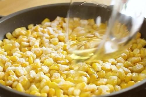  另类吃玉米的方式，入口酥脆鲜甜玉米烙，宝宝饭后甜点