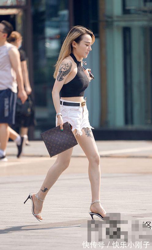 高跟鞋 白色波点连衣裙搭配贝雷帽的小姐姐,背影看上去也很美