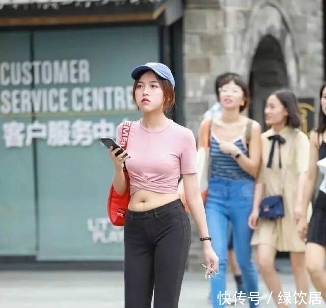 街拍牛仔裤的小美女,小肚腩有些许尴尬