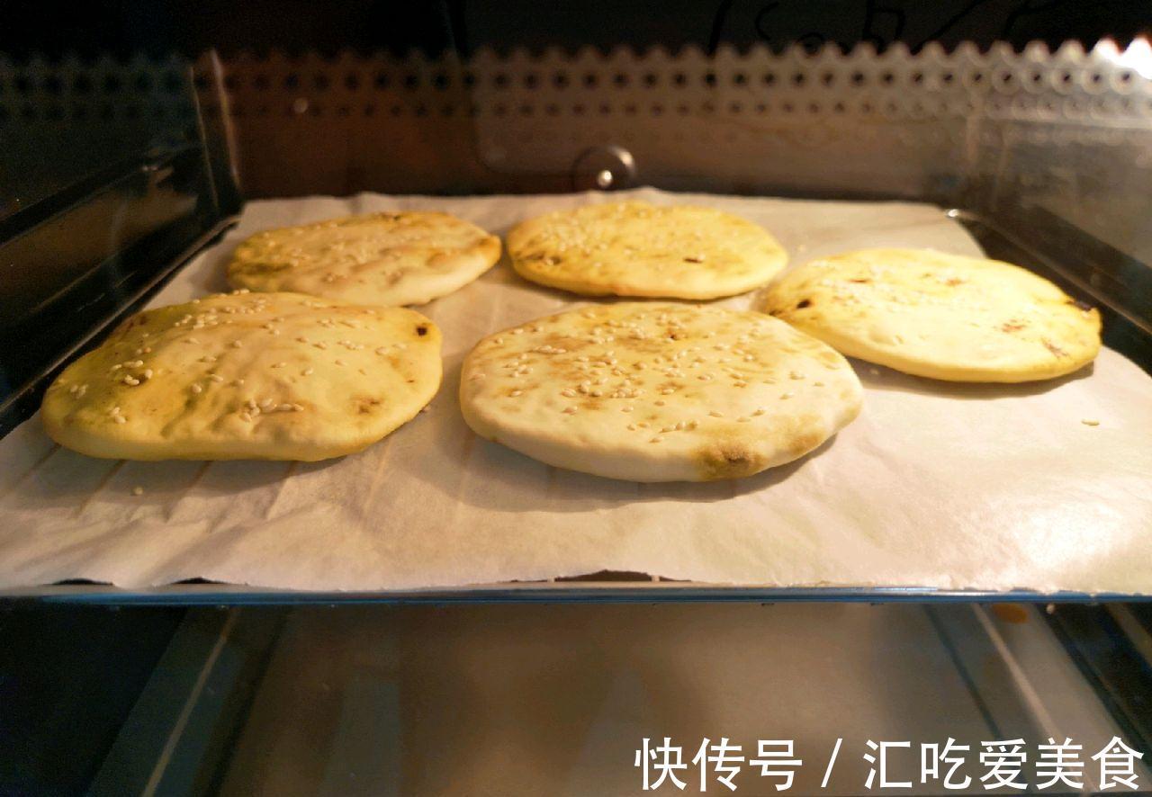 自制梅菜肉酱烧饼，在家也能吃到特色小吃，鲜香适宜，味道很棒