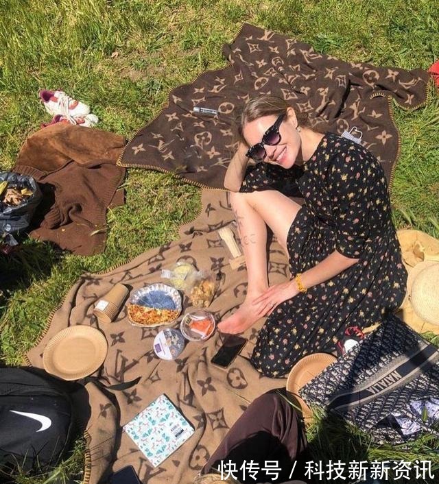 纳塔利·沃佳诺娃 LV太子妃婚后在家拍大片,穿挂脖裙配羊角高跟鞋,拿奢侈包逗猫!