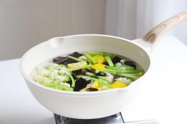 麻辣香锅在家也能做，步骤简单，食材丰富，比点外卖实惠多了