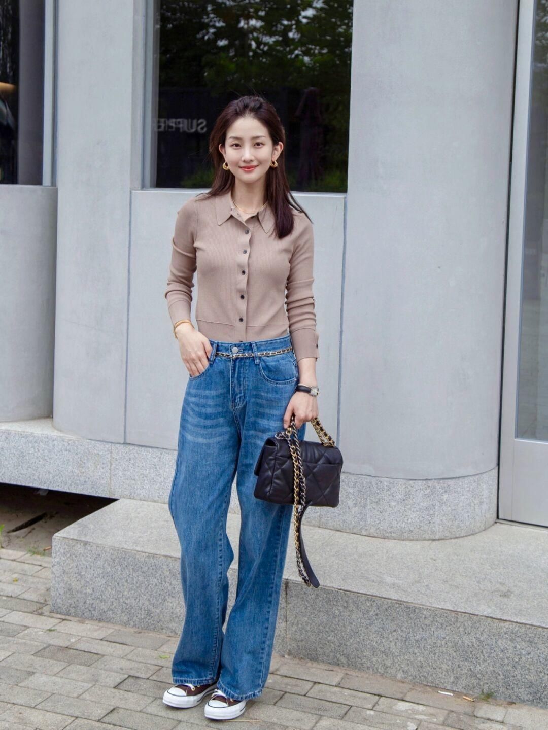 牛仔裤|针织衫选对颜色很重要，浅紫色针织衫+灰色运动裤，温柔又气质