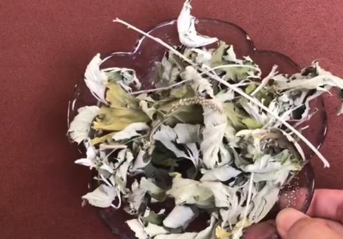 干艾草搓一搓用火烧真厉害,知道的人还不多,快去试试